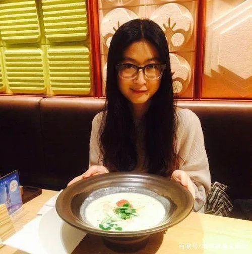 女演员方舒与屠洪刚离婚后,独自养育两个女儿,现在怎么样了?