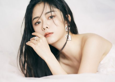 谭松韵走机场被粉丝送面粉，求给钟汉良“体面”，究竟是怎么回事？