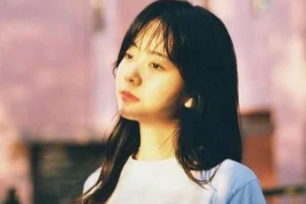 谭松韵走机场被粉丝送面粉，求给钟汉良“体面”，究竟是怎么回事？