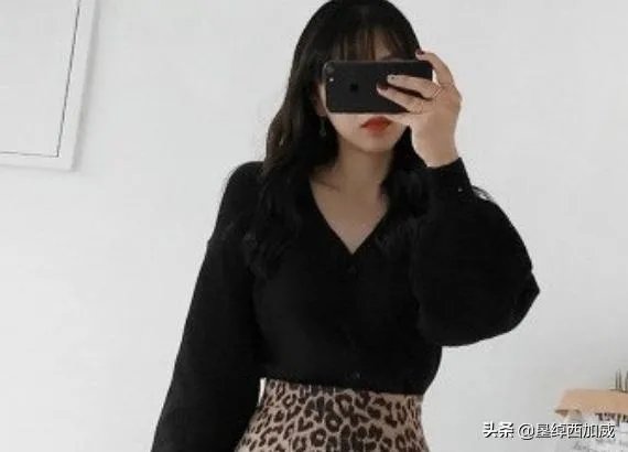 豹纹裙子怎么搭配上衣？