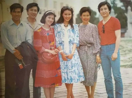 女演员方舒与屠洪刚离婚后,独自养育两个女儿,现在怎么样了?