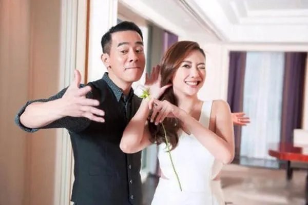 应彩儿出席陈小春演唱会,大秀恩爱,有没有被甜到?
