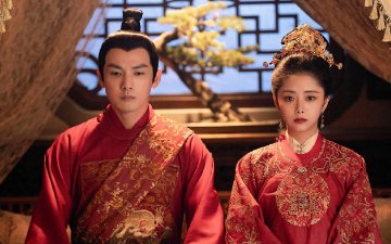 谭松韵走机场被粉丝送面粉，求给钟汉良“体面”，究竟是怎么回事？