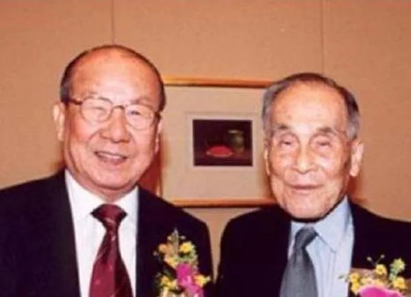 他创办了两家大银行,死后裸捐给国家2千亿,如今他儿子过得怎样?