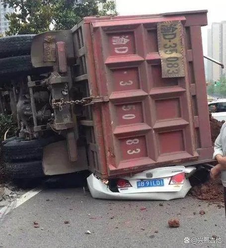 郑州一渣土车压扁小车致4死,遇到这种车如何紧急避险?
