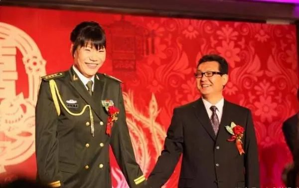 53岁女篮巨人郑海霞近况:双腿变形无子女陪伴,为何丈夫去向成谜?