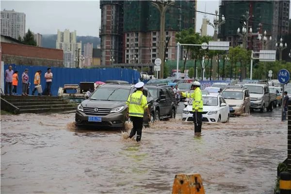 溅起积水淋湿路人被罚200?网友呼吁全国推广,可行吗?