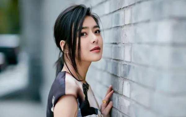 东方卫视主持人陈辰这个人怎么样？如何评价她？