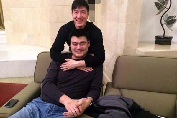 普通人和NBA巨人合影,怎样才能显得不矮?