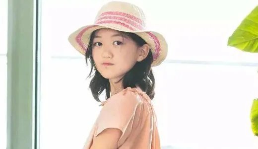 李嫣有兔唇,窦靖童在下巴纹身,姐妹感情怎么如此好?