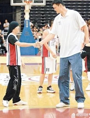 你觉得NBA球星和姚明一起合影会是什么效果?