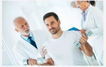 虎牙主播当众被打骨折,打人者需要承担什么责任?