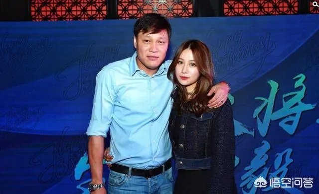 范志毅携娇妻和大小女儿庆祝自己50岁的生日,一家四口其乐融融,对此你怎么看?