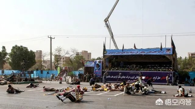 伊朗阅兵遭武装分子持枪突袭,在场几千士兵为何无一开火还击?