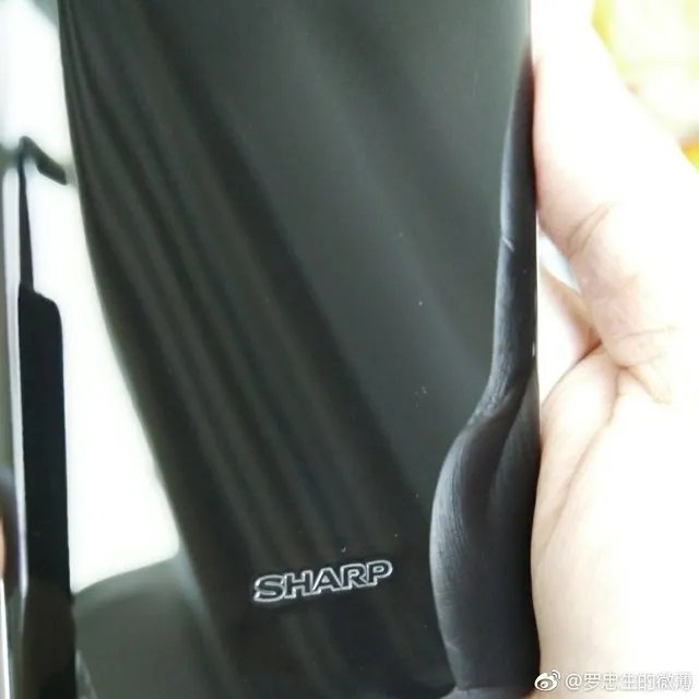 夏普AQUOS S2背部：3D玻璃上浮雕Logo