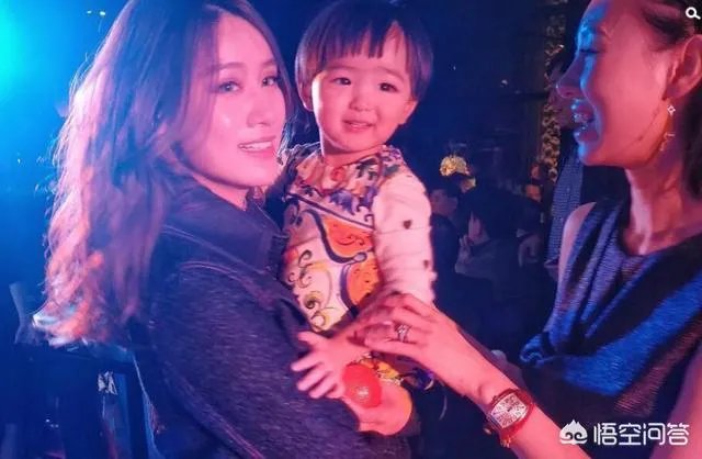 范志毅携娇妻和大小女儿庆祝自己50岁的生日,一家四口其乐融融,对此你怎么看?