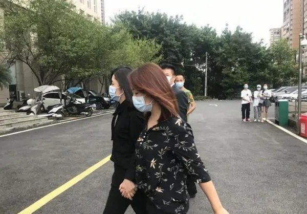 谭松韵和肇事者是小学同学,被告人对此有何表示?