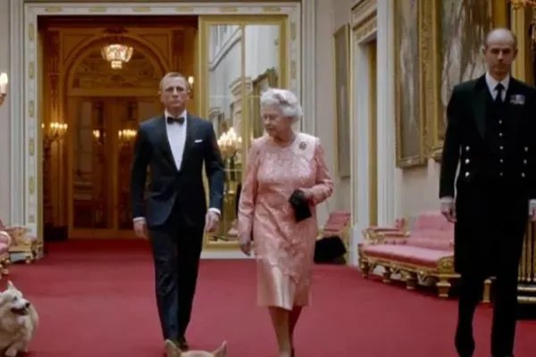 英国王室参加纪念活动时,梅根.马克尔的位置为什么在女王和凯特之外?