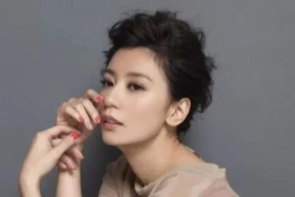 贾静雯晒回娘家探亲照,祖孙三代合影超温馨,今年你有拍全家福吗?