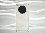 夏普AQUOS S2背部：3D玻璃上浮雕Logo