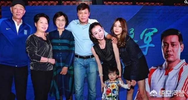 范志毅携娇妻和大小女儿庆祝自己50岁的生日,一家四口其乐融融,对此你怎么看?