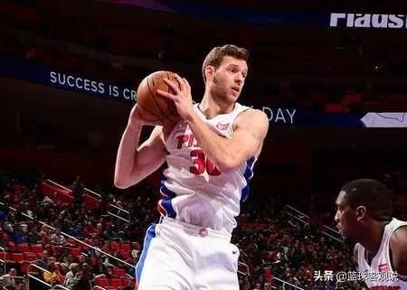 7月10日,雄鹿裁掉大前锋洛伊尔,湖人PF位置是最弱一环,他们该签下洛伊尔吗?