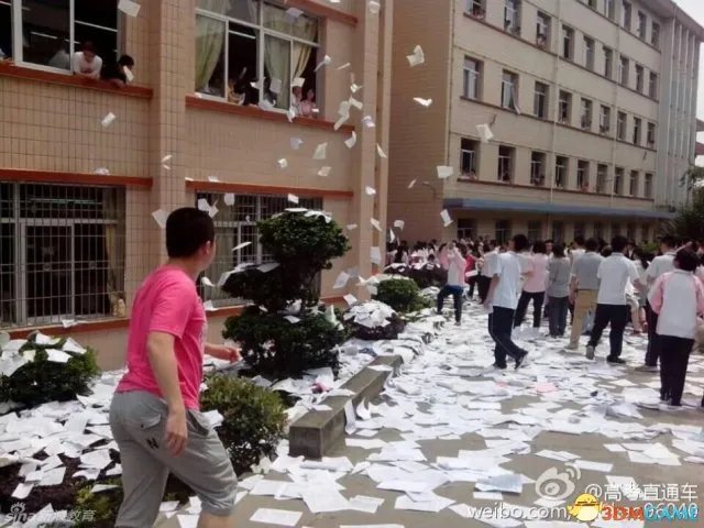 高考撕书大战实在太过疯狂：要想成功，必先发疯