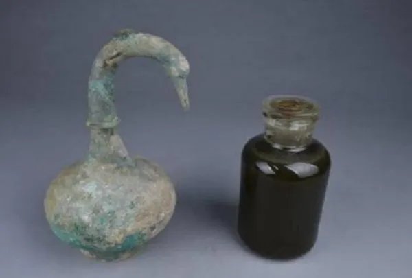河南出土青铜器,里面的不明液体是什么?