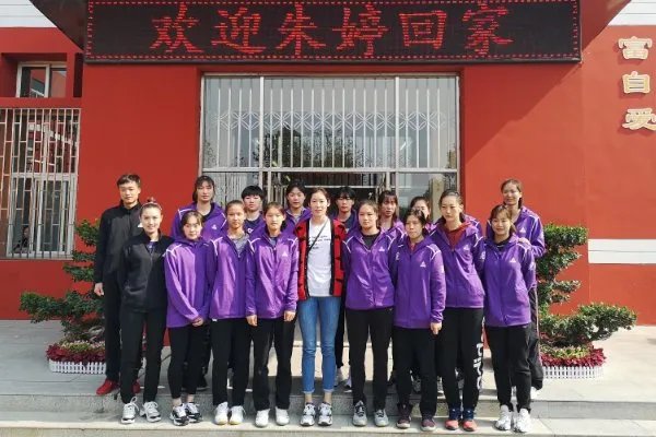 朱婷荣归故里,回河南老家排队吃食堂并主动刷碗,她为什么这么做?