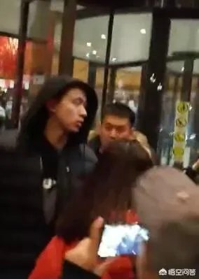 上赛季,辽宁男篮赵继伟曾经被主队球迷破口大骂,险些动手,当时怎么回事,谁的错?