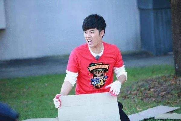 陈赫火锅店太火爆,网友排队到半夜,为什么结果被账单吓到?