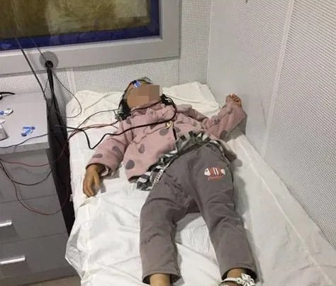 幼儿教室拉椅子玩遭教师如何对待?