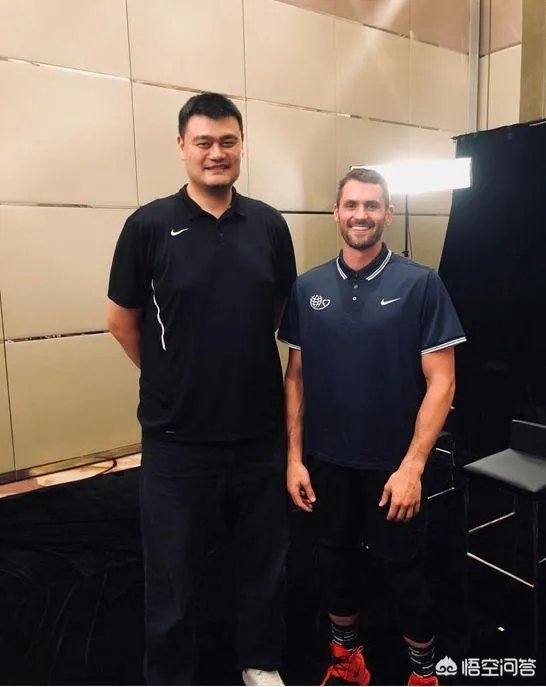 你觉得NBA球星和姚明一起合影会是什么效果?